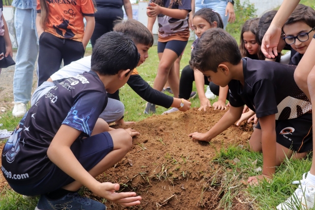 Alunos do 2º ano enterram Cápsula do Tempo na área verde do G9